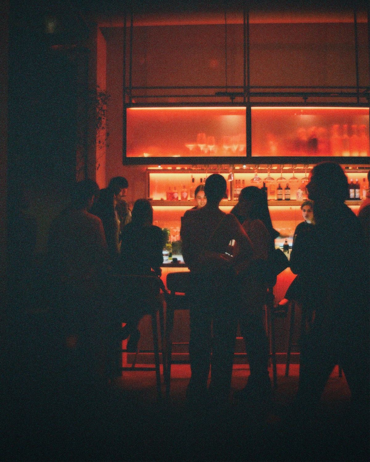 Volle Bar am Abend