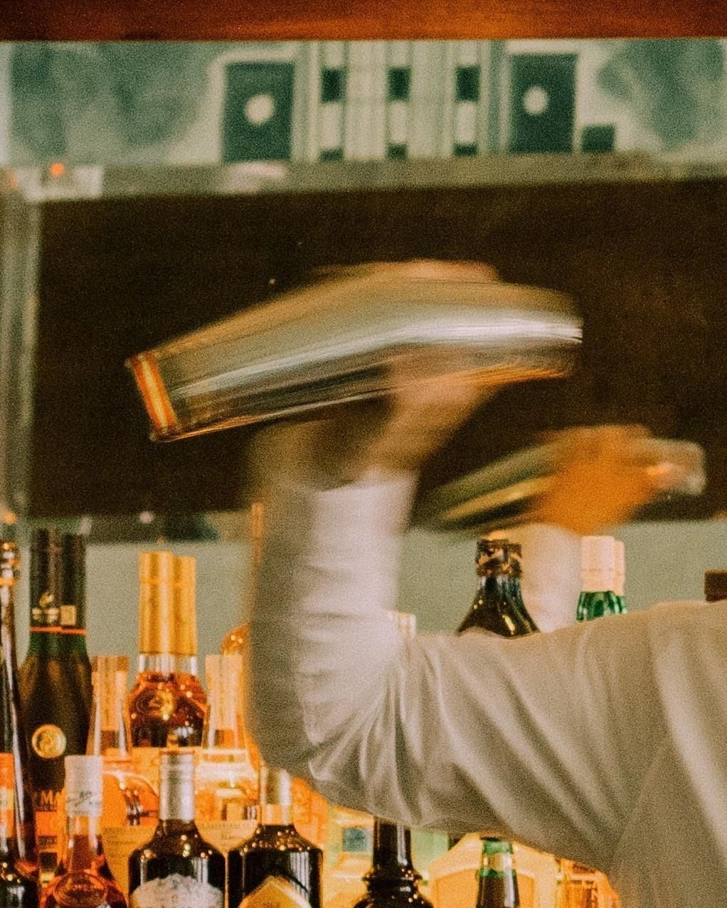 Bartender in Action in der Bar Niederlassung