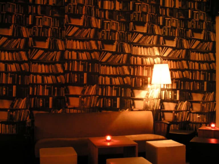 Bücherwand und Lounge in der Bar Niederlassung