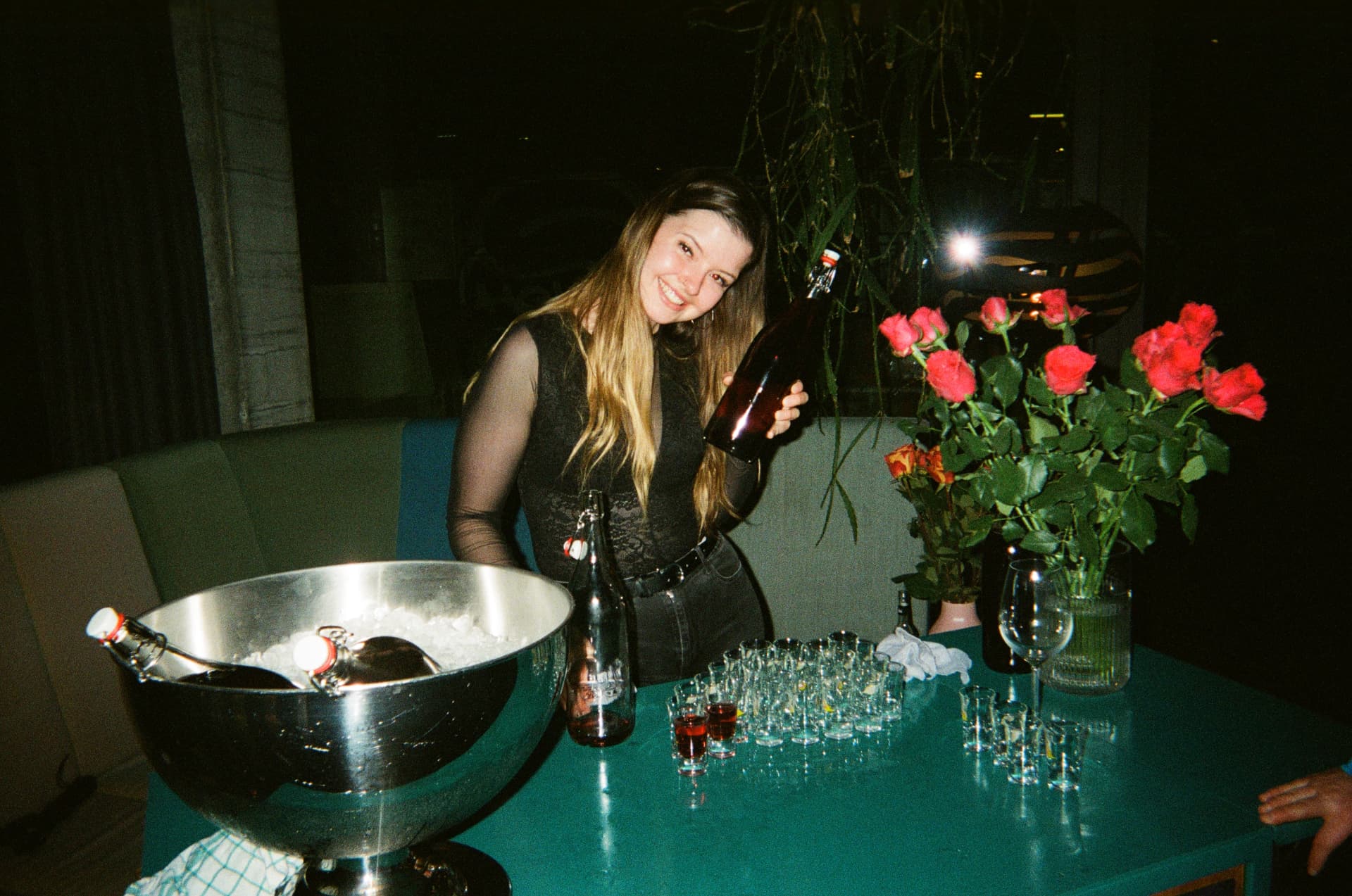 Lachende Gäste mit Drinks an einem noii Event